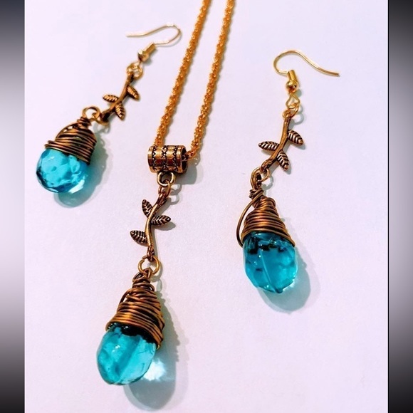 Blue glass beaded Teardrop wire wrapped necklace and earrings set - Picture 2 of 2